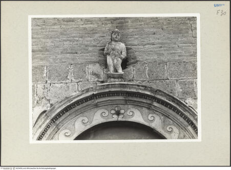 Vorderseite von Getty Research Institute [https://www.deutsche-digitale-bibliothek.de/content/lizenzen/rv-ez/] HauptportalStehender Engel - Untersicht (unterhalb: Archivoltenscheitel), bh234926_recto. Foto: Hutzel, Max.