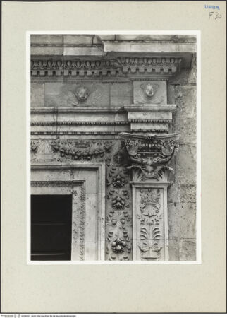 Vorderseite von Getty Research Institute [https://www.deutsche-digitale-bibliothek.de/content/lizenzen/rv-ez/] Hauptportal - Detail: rechtes korinthisierendes Kapitell und Architravverkröpfung, bh234927_recto. Foto: Hutzel, Max.