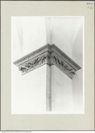 Vorderseite von Getty Research Institute [https://www.deutsche-digitale-bibliothek.de/content/lizenzen/rv-ez/] Pfeilerkapitell - Eckansicht von Südosten, bh235206_recto. Foto: Hutzel, Max.