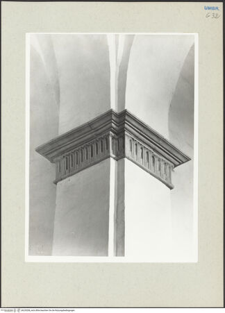 Vorderseite von Getty Research Institute [https://www.deutsche-digitale-bibliothek.de/content/lizenzen/rv-ez/] Pfeilerkapitell mit verstabten Kanneluren - Eckansicht von Nordwesten, bh235208_recto. Foto: Hutzel, Max.