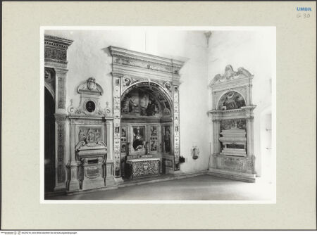 Vorderseite von Getty Research Institute [https://www.deutsche-digitale-bibliothek.de/content/lizenzen/rv-ez/] Madonna delle Lacrime - Inneres, Langhaus nach Südwesten (links: Grabmal für Filippo Valenti; Mitte: Cappella di Sant'Ubaldo; rechts: Teilansicht der Eingangswand mit dem Kenotaph für Bischof Romolo Valenti), bh235216_recto. Foto: Hutzel, Max.