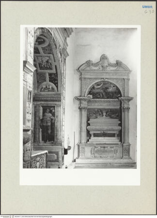 Vorderseite von Getty Research Institute [https://www.deutsche-digitale-bibliothek.de/content/lizenzen/rv-ez/] Kenotaph für Bischof Romolo Valenti (gest. 1579) - Gesamtansicht (links: Cappella di Sant'Ubaldo), bh235217_recto. Foto: Hutzel, Max.