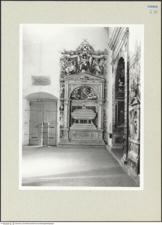 Vorderseite von Getty Research Institute [https://www.deutsche-digitale-bibliothek.de/content/lizenzen/rv-ez/] Madonna delle Lacrime - Inneres, Teilansicht der Eingangswand mit dem Grabmonument des Benedetto Valenti und seiner Ehefrau Felicita Petrelli; Mitte: Capella della Pietà; rechts: Grabmonument der Subrezia Lucarini Valenti, bh235222_recto. Foto: Hutzel, Max.