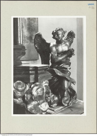 Vorderseite von Getty Research Institute [https://www.deutsche-digitale-bibliothek.de/content/lizenzen/rv-ez/] Tabernakel in Tempietto–Form mit andorierenden Engeln des ehemaligen Hochaltars - Detail: rechter Engel (Aufstellung im Chor der Kirche), bh235226_recto. Foto: Hutzel, Max.