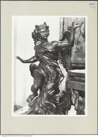 Vorderseite von Getty Research Institute [https://www.deutsche-digitale-bibliothek.de/content/lizenzen/rv-ez/] Tabernakel in Tempietto–Form mit andorierenden Engeln des ehemaligen Hochaltars - Detail: linker Engel (Aufstellung im Chor der Kirche), bh235228_recto. Foto: Hutzel, Max.