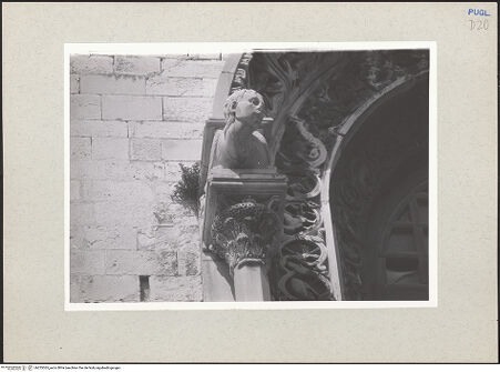 Vorderseite von Foto Marburg [https://www.deutsche-digitale-bibliothek.de/content/lizenzen/rv-ez/] Fenster der Hauptapsis - Sphinx links, bh235365_recto. Foto.