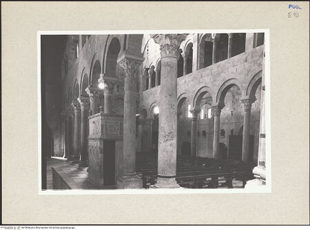 Vorderseite von Foto Marburg [https://www.deutsche-digitale-bibliothek.de/content/lizenzen/rv-ez/] CattedraleSüdseitenschiff - Innenansicht von Südosten, bh235368_recto. Foto.