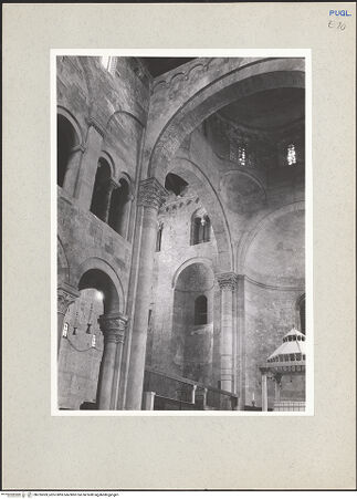 Vorderseite von Foto Marburg [https://www.deutsche-digitale-bibliothek.de/content/lizenzen/rv-ez/] CattedraleVierung, Querhaus und Apsiden - Ansicht der Vierung und des Nordquerhauses von Südwesten, bh235369_recto. Foto.