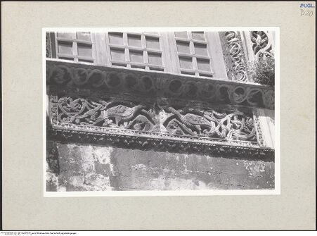 Vorderseite von Foto Marburg [https://www.deutsche-digitale-bibliothek.de/content/lizenzen/rv-ez/] Fenster der Hauptapsis - Detail: Relief mit Pfauen, bh235371_recto. Foto.