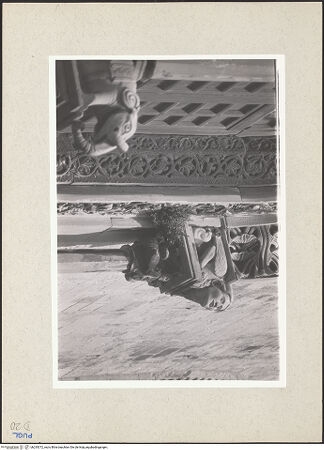 Vorderseite von Foto Marburg [https://www.deutsche-digitale-bibliothek.de/content/lizenzen/rv-ez/] Fenster der Hauptapsis - Sphinx rechts, bh235372_recto. Foto.