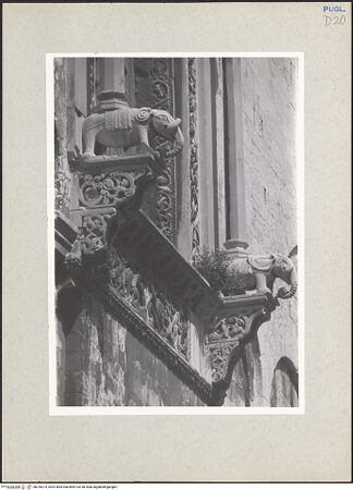 Vorderseite von Foto Marburg [https://www.deutsche-digitale-bibliothek.de/content/lizenzen/rv-ez/] Fenster der Hauptapsis - Konsolen mit Elefanten, bh235373_recto. Foto.