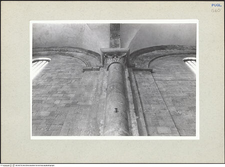 Vorderseite von Foto Marburg [https://www.deutsche-digitale-bibliothek.de/content/lizenzen/rv-ez/] San NicolaSüdseitenschiff - Südwand (?), Detail einer Halbsäule, bh235378_recto. Foto.