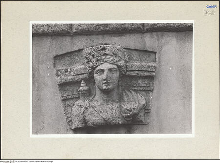 Vorderseite von Bildarchiv Foto Marburg [https://www.deutsche-digitale-bibliothek.de/content/lizenzen/rv-ez/] Weibliche Büste (Artemis?) - Gesamtansicht, bh235398_recto. Foto.