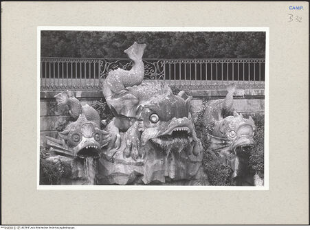 Vorderseite von Bildarchiv Foto Marburg [https://www.deutsche-digitale-bibliothek.de/content/lizenzen/rv-ez/] Fontana dei Delfini (Brunnen der Delfine) - Gesamtansicht, bh235417_recto. Foto.