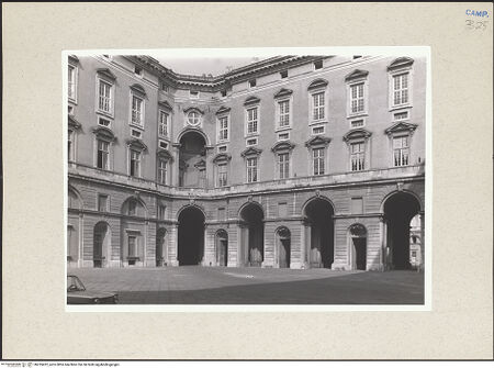 Vorderseite von Bildarchiv Foto Marburg [https://www.deutsche-digitale-bibliothek.de/content/lizenzen/rv-ez/] Palazzo RealeCortile - Ansicht, bh235422_recto. Foto.