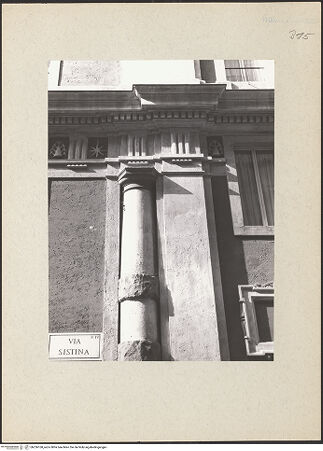 Vorderseite von Bibliotheca Hertziana [https://www.deutsche-digitale-bibliothek.de/content/lizenzen/rv-fz/] Palazzo ZuccariFassade zur Via Sistina - Detail: Ecksäule und Metopenfries mit Zuckerhut, bh236168_recto. Foto.
