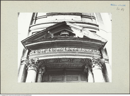 Vorderseite von Lorenz, Wien [https://www.deutsche-digitale-bibliothek.de/content/lizenzen/rv-ez/] Santa Maria in VallicellaOratorio di San Filippo Neri - Fassade, Detail: Mittelachse, Portal, Giebel, bh236199_recto. Foto.