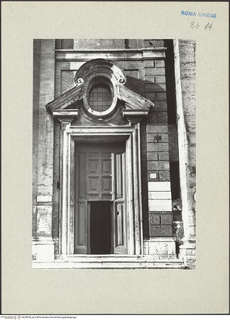 Vorderseite von Lorenz, Wien [https://www.deutsche-digitale-bibliothek.de/content/lizenzen/rv-ez/] Santa Maria in VallicellaOratorio di San Filippo Neri - Fassade, Detail: rechtes Seitenportal, bh236200_recto. Foto.