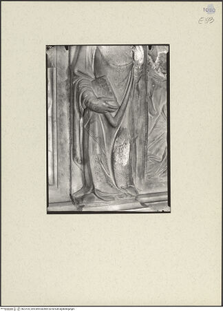 Vorderseite von Bibliotheca Hertziana [https://www.deutsche-digitale-bibliothek.de/content/lizenzen/rv-fz/] Grabmal des Bischofs Guido Tarlati (gest. 1327)Allegorische Darstellungen der Gemeinde und Szenen aus dem Leben des Bischof Guido Tarlati - Detail, Bischof, bh237018_recto. Foto: Lotz-Bauer, Hilde.