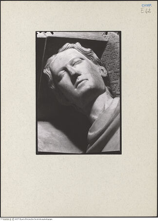 Vorderseite von Bibliotheca Hertziana [https://www.deutsche-digitale-bibliothek.de/content/lizenzen/rv-fz/] Grabmäler der Familie CaraccioloGisant eines unbekannten Mannes - Detail: Kopf, bh237128_recto. Foto: Lotz-Bauer, Hilde.