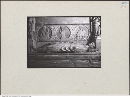 Vorderseite von Bibliotheca Hertziana [https://www.deutsche-digitale-bibliothek.de/content/lizenzen/rv-fz/] Grabmäler der Familie CaraccioloGisant eines unbekannten Mannes - Gesamtansicht, bh237130_recto. Foto: Lotz-Bauer, Hilde.