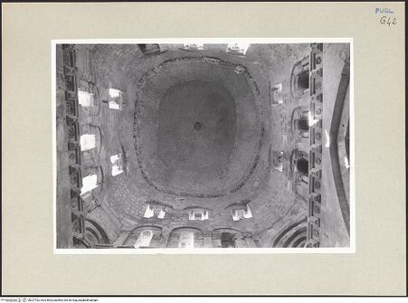 Vorderseite von Foto Marburg [https://www.deutsche-digitale-bibliothek.de/content/lizenzen/rv-ez/] Tomba di Rotari (sog.)Innenraum - Kuppel und Tambour, bh237702_recto. Foto.