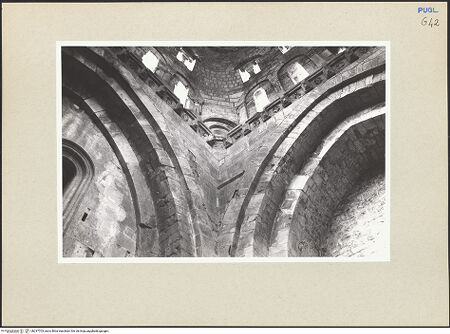 Vorderseite von Foto Marburg [https://www.deutsche-digitale-bibliothek.de/content/lizenzen/rv-ez/] Tomba di Rotari (sog.)Innenraum - Tambour und Blendbogen, Detail, bh237703_recto. Foto.