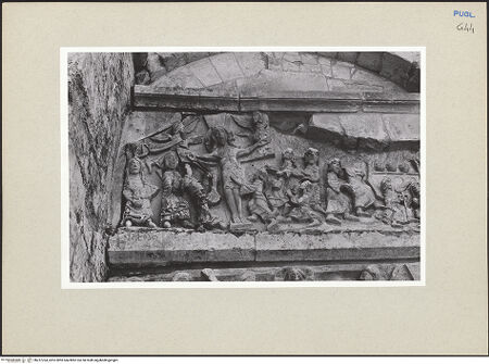 Vorderseite von Foto Marburg [https://www.deutsche-digitale-bibliothek.de/content/lizenzen/rv-ez/] Türsturz mit Szenen aus dem Leben Christi - Detail: die Kreuzabnahme, bh237704_recto. Foto.