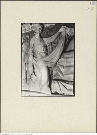 Vorderseite von Bibliotheca Hertziana [https://www.deutsche-digitale-bibliothek.de/content/lizenzen/rv-fz/] Grabmal des Bischofs Guido Tarlati (gest. 1327)Totenkammer mit Geistlichen, die das Totenoffizium feiern - Akolyth (oder Engel), der hält den Vorhang, links, bh238688_recto. Foto: Lotz-Bauer, Hilde.