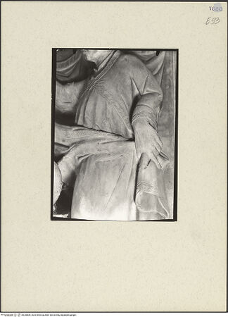 Vorderseite von Bibliotheca Hertziana [https://www.deutsche-digitale-bibliothek.de/content/lizenzen/rv-fz/] Grabmal des Bischofs Guido Tarlati (gest. 1327)Totenkammer mit Geistlichen, die das Totenoffizium feiern - Detail des Akolyths (oder Engels), der hält den Vorhang, rechts, bh238689_recto. Foto: Lotz-Bauer, Hilde.