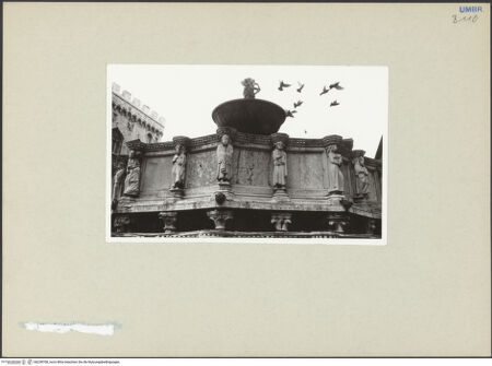 Vorderseite von unbekannt [https://www.deutsche-digitale-bibliothek.de/content/lizenzen/rv-fz/] Fontana MaggioreMittleres Brunnengeschoss: Becken mit Statuen von Personifikationen, Heiligen, Propheten, mythologischen und historischen Figuren - Teilansicht, bh238708_recto. Foto.