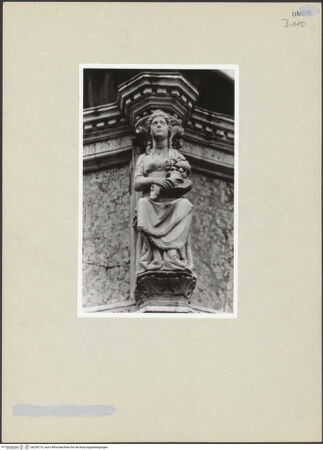 Vorderseite von unbekannt [https://www.deutsche-digitale-bibliothek.de/content/lizenzen/rv-fz/] Fontana MaggioreMittleres Brunnengeschoss: Becken mit Statuen von Personifikationen, Heiligen, Propheten, mythologischen und historischen FigurenPersonifikation der Augusta Perusia - Gesamtansicht, bh238714_recto. Foto.