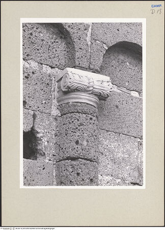 Vorderseite von Pedicini, Luciano [https://www.deutsche-digitale-bibliothek.de/content/lizenzen/rv-ez/] Kapitelle des Südlichtgadens - Gesamtansicht, bh238770_recto. Foto: Pedicini, Luciano.