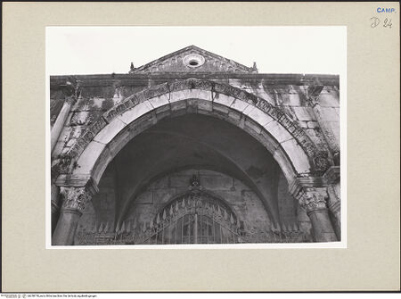 Vorderseite von Pedicini, Luciano [https://www.deutsche-digitale-bibliothek.de/content/lizenzen/rv-ez/] Archivolte der mittleren Arkade - Gesamtansicht, bh238778_recto. Foto: Pedicini, Luciano.