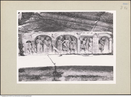 Vorderseite von Pedicini, Luciano [https://www.deutsche-digitale-bibliothek.de/content/lizenzen/rv-ez/] Archivolte der mittleren ArkadeSzenen aus dem Leben des heiligen Petrus - Petrus schickt einen Hund in das Haus, um Simon aufzufordern, herauszukommen; falsche Enthauptung des Simon Magus, bh238779_recto. Foto: Pedicini, Luciano.