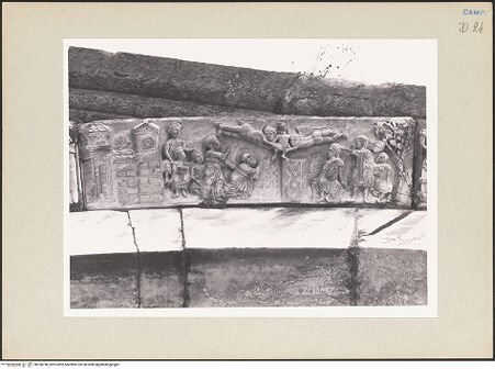 Vorderseite von Pedicini, Luciano [https://www.deutsche-digitale-bibliothek.de/content/lizenzen/rv-ez/] Archivolte der mittleren ArkadeSzenen aus dem Leben des heiligen Petrus - Mit der Hilfe von Dämonen entkommt Simon aus einem Turm und fliegt über Rom, bh238780_recto. Foto: Pedicini, Luciano.