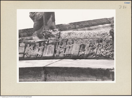 Vorderseite von Pedicini, Luciano [https://www.deutsche-digitale-bibliothek.de/content/lizenzen/rv-ez/] Archivolte der mittleren ArkadeSzenen aus dem Leben des heiligen Petrus - In Lydda heilt Petrus Aeneas; Ananias, der von Petrus getadelt worden ist, fällt nieder und stirbt inmitten seiner Geschenke; Petrus und Johannes heilen an der Schönen Pforte des Tempels einen lahmen Bettler, bh238782_recto. Foto: Pedicini, Luciano.