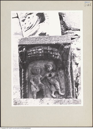 Vorderseite von Pedicini, Luciano [https://www.deutsche-digitale-bibliothek.de/content/lizenzen/rv-ez/] Archivolte der nordöstlichen Arkade - Detail, rechte Konsole, bh238787_recto. Foto: Pedicini, Luciano.