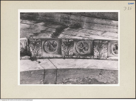 Vorderseite von Pedicini, Luciano [https://www.deutsche-digitale-bibliothek.de/content/lizenzen/rv-ez/] Archivolte der rechten Arkade mit Szenen aus der Genesis in Clipei - Detail, das Opfer Kains und Abels; die Ermordung Abels, bh238795_recto. Foto: Pedicini, Luciano.