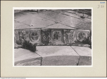 Vorderseite von Pedicini, Luciano [https://www.deutsche-digitale-bibliothek.de/content/lizenzen/rv-ez/] Archivolte der rechten Arkade mit Szenen aus der Genesis in Clipei - Detail, Kain und Abel ?, bh238797_recto. Foto: Pedicini, Luciano.