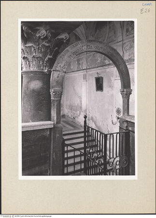 Vorderseite von Pedicini, Luciano [https://www.deutsche-digitale-bibliothek.de/content/lizenzen/rv-ez/] Bogen mit Inschrift - Eingangsbogen, bh238817_recto. Foto: Pedicini, Luciano.