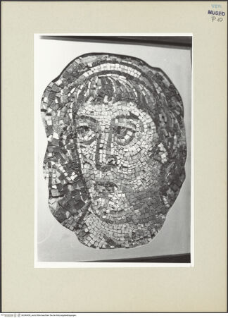 Vorderseite von Brenk [https://www.deutsche-digitale-bibliothek.de/content/lizenzen/rv-ez/] Köpfe der Erzengel Michael und Gabriel aus Ravenna, San Michele in AfriciscoKopf des Erzengels Michael - Gesamtansicht, bh240456_recto. Foto: Brenk, Beat.