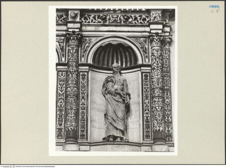 Vorderseite von Getty Research Institute [https://www.deutsche-digitale-bibliothek.de/content/lizenzen/rv-ez/] Wandverkleidung des Ostchors als dekorierter Triumphbogen-Hochaltar mit TransfigurationsskulpturengruppeElias - Frontal im Dekorationskontext der Nische, bh243074_recto. Foto: Hutzel, Max.