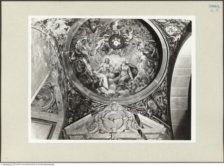 Vorderseite von Getty Research Institute [https://www.deutsche-digitale-bibliothek.de/content/lizenzen/rv-ez/] Die Dreifaltigkeit umgeben von einer musizierenden Engelsschar, Wappen in den Pendentifs - Annähernde Gesamtansicht, bh243077_recto. Foto: Hutzel, Max.