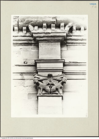 Vorderseite von Getty Research Institute [https://www.deutsche-digitale-bibliothek.de/content/lizenzen/rv-ez/] Kolossallisenenkapitell mit Sphinxmotiv - Frontale Gesamtansicht, bh243096_recto. Foto: Hutzel, Max.