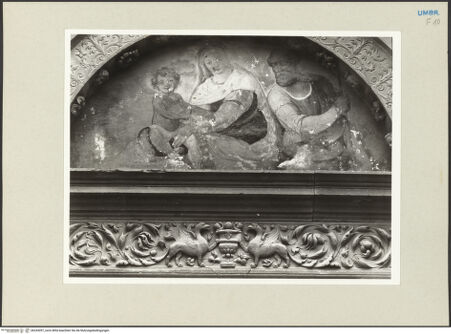 Vorderseite von Getty Research Institute [https://www.deutsche-digitale-bibliothek.de/content/lizenzen/rv-ez/] Hauptportal der Südfassade mit Überdachung - Detail der Lünette, bh243097_recto. Foto: Hutzel, Max.