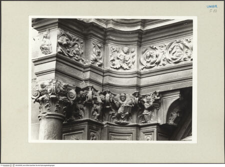 Vorderseite von Getty Research Institute [https://www.deutsche-digitale-bibliothek.de/content/lizenzen/rv-ez/] Hauptportal der Südfassade mit Überdachung - Gebälk und (Gewände-)Kapitelle der linken Seite, bh243098_recto. Foto: Hutzel, Max.