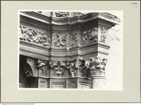 Vorderseite von Getty Research Institute [https://www.deutsche-digitale-bibliothek.de/content/lizenzen/rv-ez/] Hauptportal der Südfassade mit Überdachung - Gebälk und (Gewände-)Kapitelle der rechten Seite, bh243099_recto. Foto: Hutzel, Max.