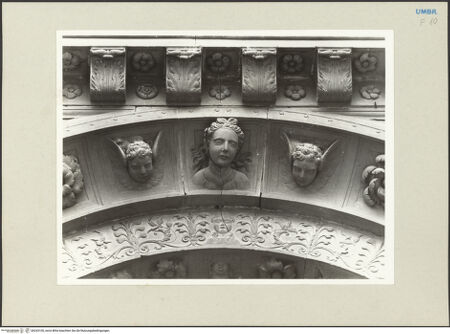 Vorderseite von Getty Research Institute [https://www.deutsche-digitale-bibliothek.de/content/lizenzen/rv-ez/] Hauptportal der Südfassade mit Überdachung - Detail des zentralen Frauenkopfhochreliefs der Lünettenlaibung, bh243100_recto. Foto: Hutzel, Max.
