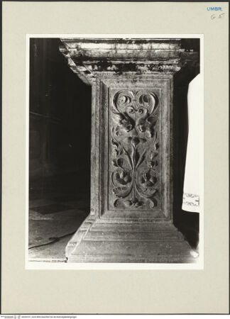 Vorderseite von Getty Research Institute [https://www.deutsche-digitale-bibliothek.de/content/lizenzen/rv-ez/] Wandverkleidung des Ostchors als dekorierter Triumphbogen-Hochaltar mit Transfigurationsskulpturengruppe - Detail der Sockeldekoration, bh243101_recto. Foto: Hutzel, Max.